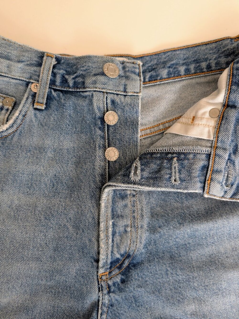 AGOLDE Dee Ultra High Rise Cutoff Shorts in Chimes - Size 27 - Picture 6 of 9